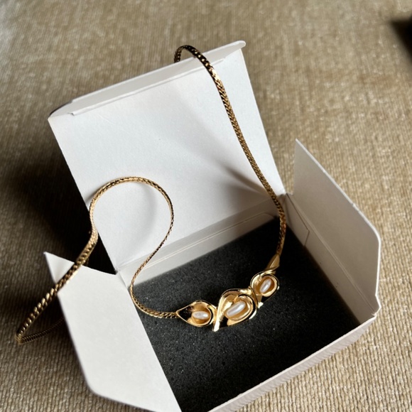 VINTAGE (1991) AVON  GOLDEN BLOOM NECKLACE - Picture 2 of 4